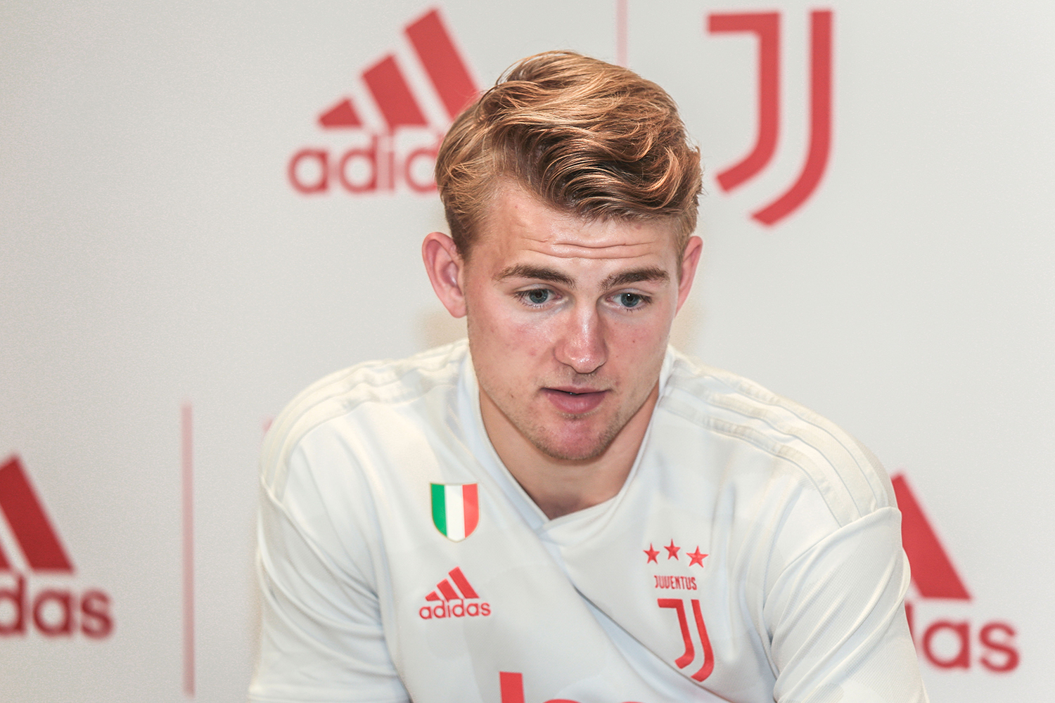 包含赛地聚焦：荷甲今夜热度飙升；尤文图斯回应争议；震撼外界；年轻球员得到机会的词条-ipad版